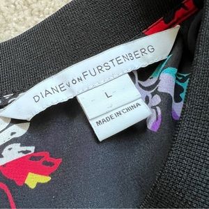 DVF - Large - Black Floral Silk Blend Top - EUC 🌟